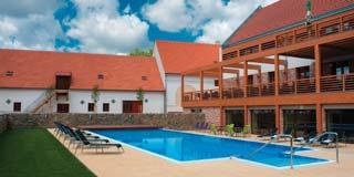 HOTEL ZÁMEK VALEČ 1. 7. 31. 12. 2018 při ubytování nad 2 a více nocí prohlídka Zámku Valeč ZDARMA v termínu 1. 7. 31. 12. 2018 Zámek Valeč u Třebíče je nejkrásnější místo pro výlet i dovolenou na Vysočině.