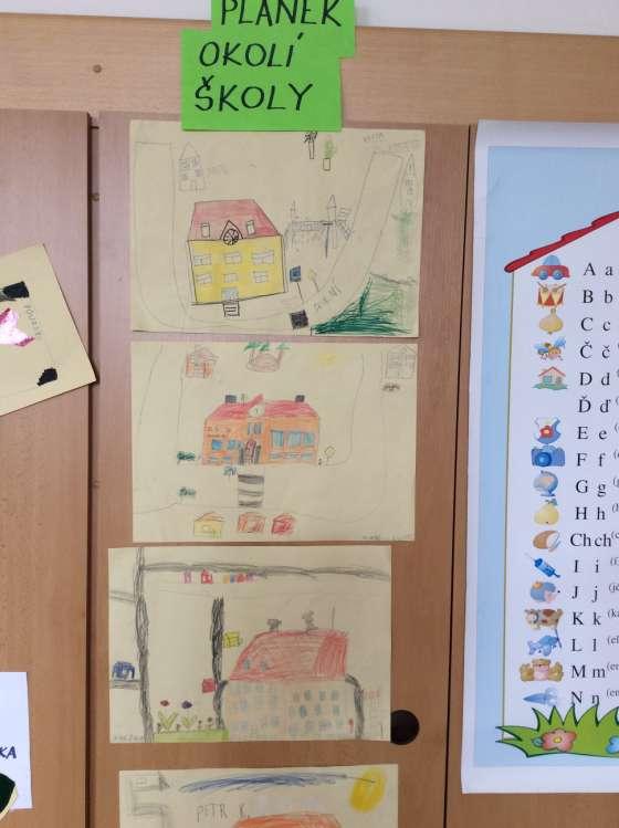 Zkoušet popisovat cestu od školy do blízkého místa v okolí školy. (HÁDANKY typu: U školy zabočím vpravo, přejdu silnici, jdu vlevo, kolem a dojdu k? Hádanky zprvu vymýšlí vyučující, poté i děti.