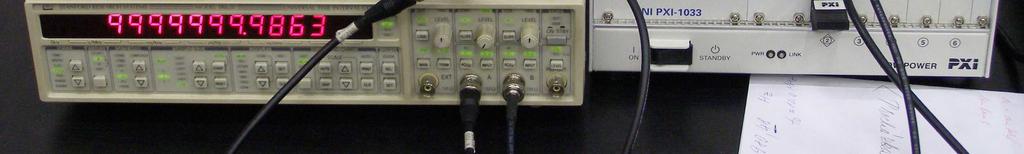 Potřebné nižší frekvence vhodné pro testování jsou generovány prostřednictvím sinusového generátoru HP33120 fázově