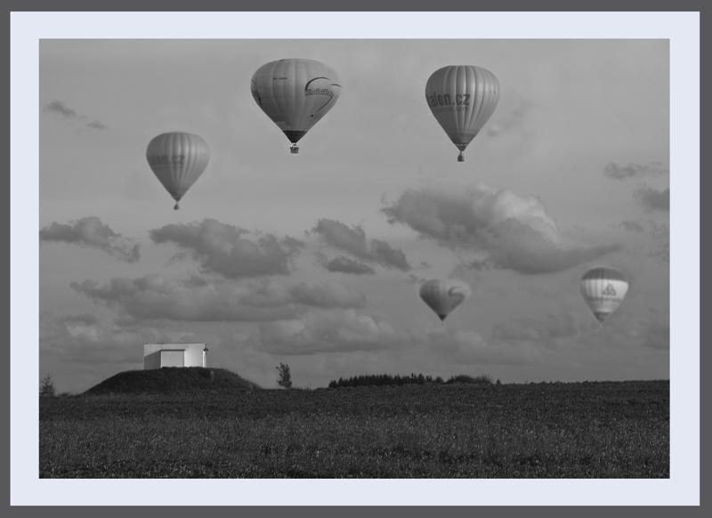 Horizont je usazen zcela dole, neboť důraz je kladen především na oblohu s řadou balónů. Domek vlevo je v kontrastu svým tvarem i počtem, s balóny.