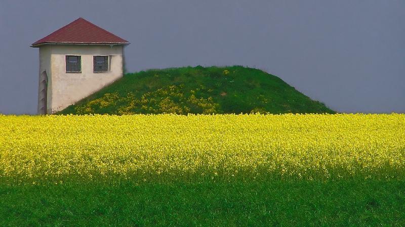 Kompozici, ve které je horizontální linie, většinou využíváme třetinovou, vyhýbáme se umístění horizontu do středu snímku, protože by došlo k jeho rozdělení na oblohu a krajinu.