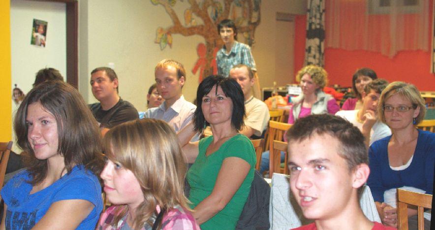 Stejně jako oni jsou na přednáškách vítáni i lidé z širokého okolí, kteří si chtějí rozšířit své obzory nebo se pravidelně setkávat s lidmi, kteří mají zájem o vzdělání.