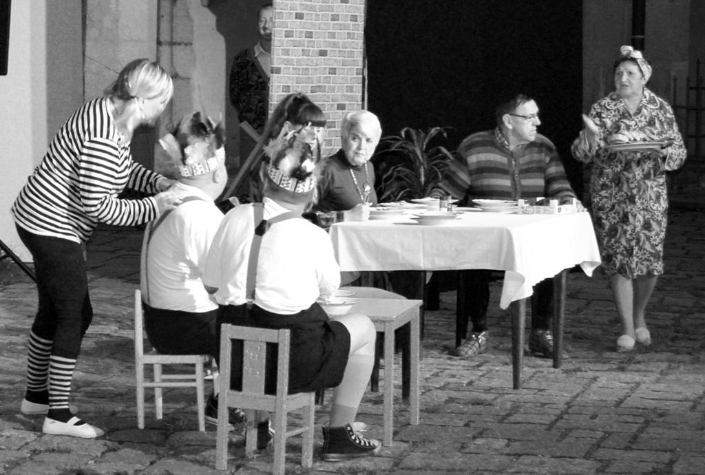 SPOLEČNOST strana 11 Na Šikmé ploše se pařilo až do rána Ochotníci ze Sedlčan úspěšně zahájili Zvíkovské divadelní léto ZVÍKOV Členové Spolku divadelních ochotníků v Sedlčanech mají v letošním roce