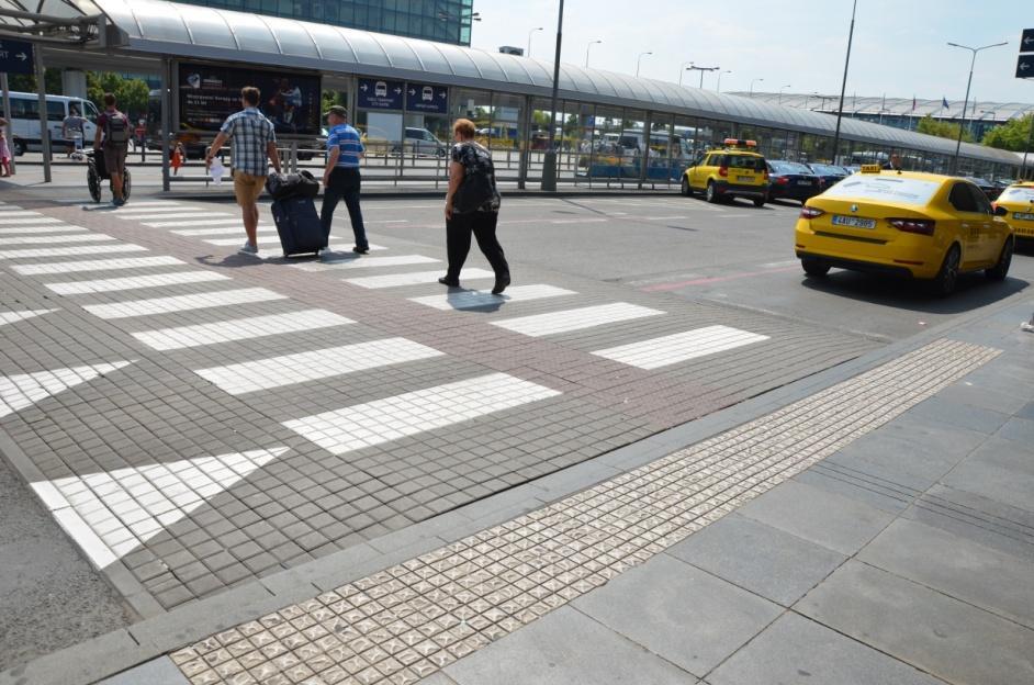 3 Pohyb po letišti Okolí terminálů je, stejně jako přístupové cesty od