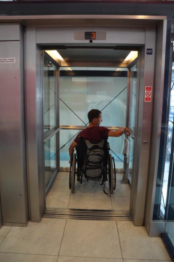 Pro změny výškových úrovní slouží imobilním osobám výtahy. Šířka dveří 110 cm je dostatečně velká pro pohodlný průjezd invalidního vozíku a výtahy jsou vhodně rozmístěné v celé veřejné části letiště.