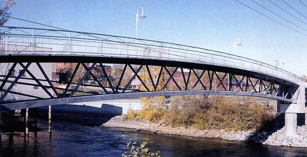 1.2.1 Sherbrook Footbridge, Kanada První aplikací UHPC na světě na větší konstrukci byla lávka ve městě Sherbrook v kanadské provincii Québec přes tamější řeku Magog v roce 1997.