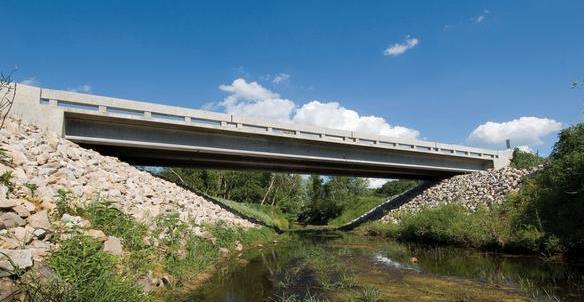 Vzhledem k tomu, že se jednalo o první aplikaci Ductalu na tak velké konstrukci vůbec, nejsou materiálové vlastnosti plně využity. [11] Obrázek 5: Sherbrook Footbridge, Kanada. Převzato z [11]. 1.2.