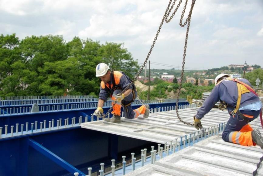 1.2.5 Další aplikace UHPC Dopravními stavbami použití UHPC v žádném případě nekončí. Začíná se používat na různých konstrukcích pozemních staveb, velmi známé je např.