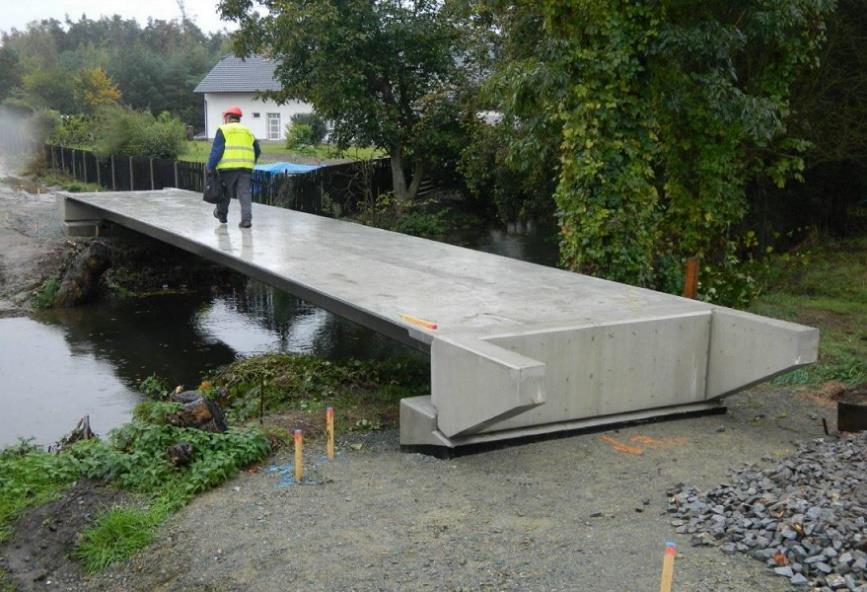 Součástí projektu byl i návrh a výroba tenkostěnné betonové výplně zábradlí pro tuto lávku.