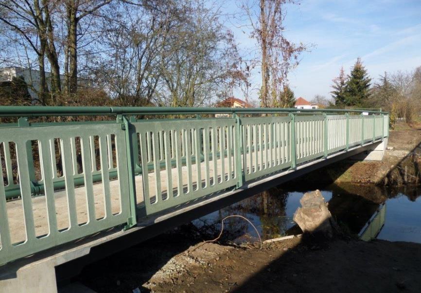 Štíhlost prvku tak není možné zmenšovat do nekonečna. [17] Obrázek 14: Osazení lávky z UHPC u Opatovic. Převzato z [17]. Obrázek 15: Kompletní lávka se zábradlím z UHPC.