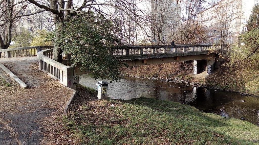 Obrázek 24: Umístění lávky v Olomouci. Převzato z mapy.cz Obrázek 25: Pohled na současnou lávku. Foto autora. 2.1.