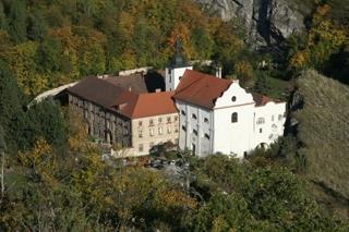 Autorský podíl je přisuzován i významnému baroknímu architektovi Janu Blažeji Santinimu-Aichelovi. Poutní areál Svatý Jan pod Skalou s kostelem Narození sv.