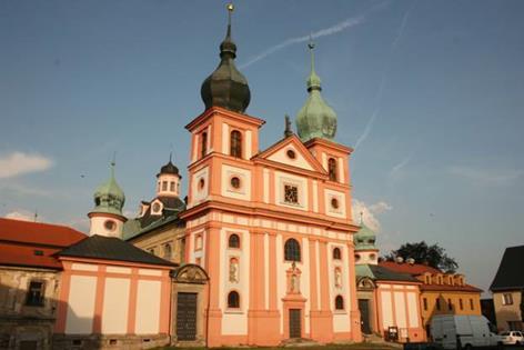 Pohledově dominantní poloha na úpatí Krušných hor je sice narušena novodobou zástavbou, význam areálu je přesto zachován.