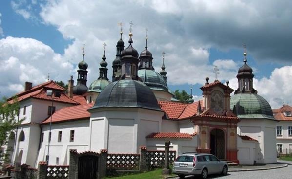 Autorem architektonického návrhu je Jan Blažej Santini-Aichel. Kostel s ambity je středoevropsky významnou ukázkou barokní sakrální architektury.