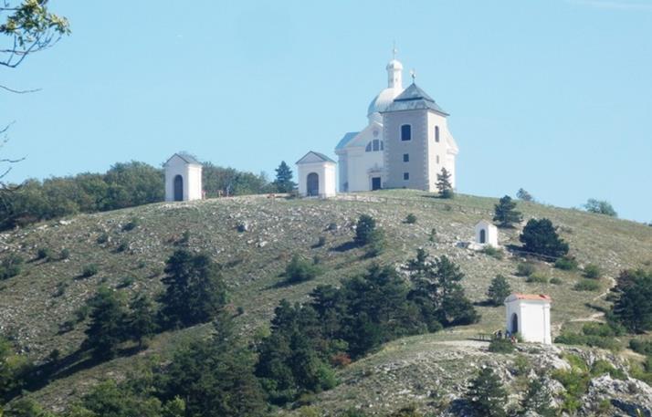 Areál významně doplňuje i 25 pašijových kaplí s bohatou vnitřní výzdobou, vznikajících postupně od roku 1658. Svým uspořádáním a charakterem výzdoby představuje Římov bezesporu evropský unikát.