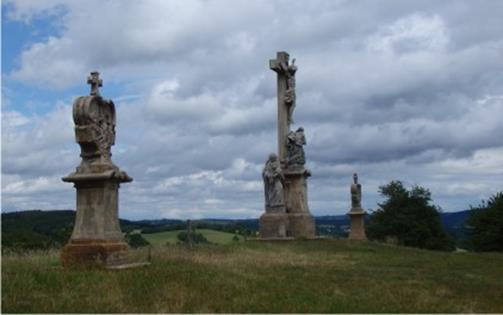 století. Původní kostelík byl v I. polovině 18. století nahrazen monumentální barokní stavbou, která však od roku 1787 chátrala. Ke stavebnímu rozvoji dochází až ve 20. století. Kostel Nanebevzetí Panny Marie je dominantou okolí.