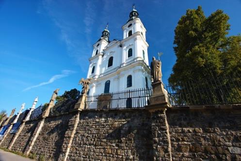 Poutní areál s kostelem Navštívení Panny Marie ve Frýdku Monumentální kostel byl na návrší zvaném Vápenky, severně od historického jádra města Frýdku, zbudován v letech 1740-1759 podle