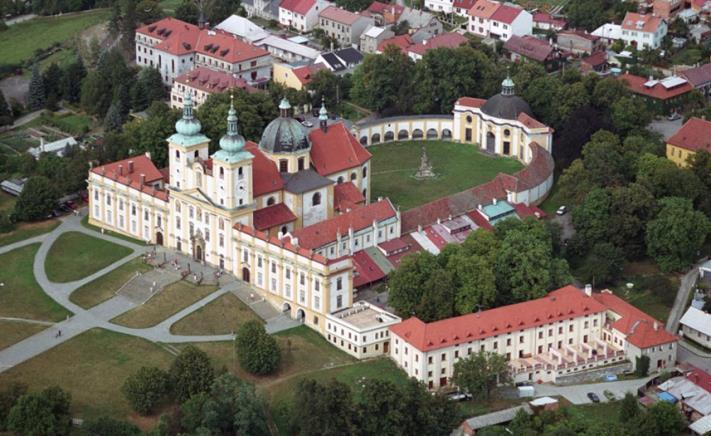 Celý areál je dominantou nejen města Krnova, ale i širokého okolí. Poutní areál Svatý Kopeček u Olomouce s kostelem Navštívení Panny Marie Barokní kostel byl postaven v letech 1669-1679.