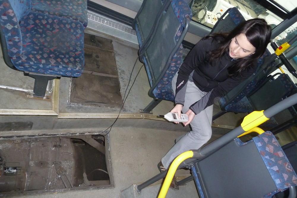 Na obrázku číslo 16 je zobrazen hlukoměr, pomocí kterého byla měřena maximální hladina akustického tlaku u autobusů.