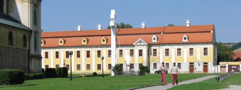 ~ 12 ~ kamenná rozhledna. Velehrad a region Buchlov je protkán také sítí cyklostezek, cyklotras a pěších chodníků, které lákají k aktivní turistice.