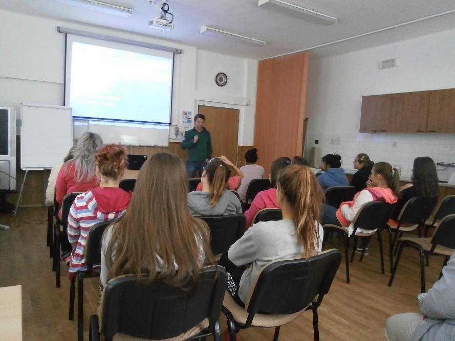 Říjen 2017 - Týrané dítě", problematika týraných a zneužívaných dětí (pracovnice SPOD) - Nefunkční rodina beseda s pracovnicí SPOD - Gynekolog MUDr.
