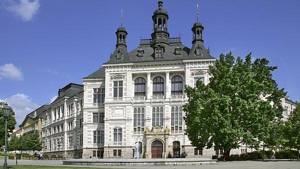 Expedice za pravěkým poznáním Právě jste se stali členem výpravy za pravěkým poznáním. Naše cesta se bude odehrávat v prostorách Západočeského muzea v Plzni.
