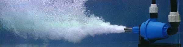 Obr. 13. Diskový hrubobublinný aerační element ENVI-PUR [14] 2.3. HYDROPNEUMATICKÁ AERACE Hydropneumatický aerátor se skládá z ponorného čerpadla a směšovací komory, ve které dochází ke smíšení proudu vody a přisátého vzduchu.