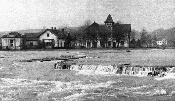Nový projekt prameníku v Malých lázních 11 Zde je na místě připomenout, jak Malé lázně vypadaly v 19. století a později. V roce 1873 založil pan Sauer tzv. Nové lázně.