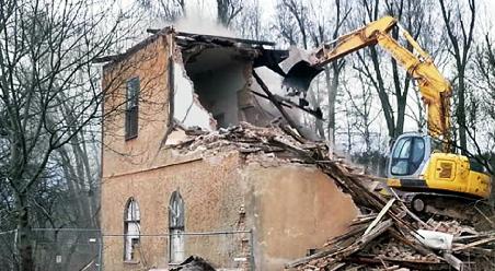 14 Opuštěná zchátralá vila Komenský. Firma jeřábem připravovala shodit střechu. Po schválení všech formalit bylo možno již před Vánocemi 2017 začít bourat zmíněnou vilu.