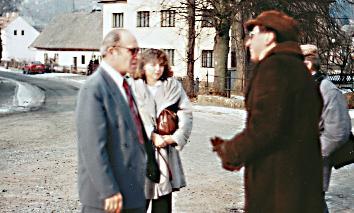 3 Ředitel akciové společnosti Ing. Kulhavý jednal v roce 1995 s ministrem Stráským a starostkou Horníkovou.