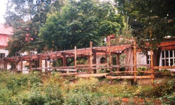 4 To byly budovy lázní ještě v docela slušném stavu, ale vandalové začali řádit. Zbylá skla na krytém chodníku byla raději odstraněna. O park se nikdo nestaral.