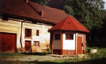 Moravec roku 1994 od Zemědělské správy Náchod cca za 5 milionů Kč vykoupil Jiráskův statek, na kterém začal urychleně provádět několik nových vrtů.