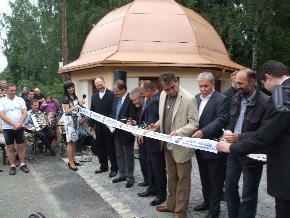 8 Slavnostní otevření prameníku za přítomnosti čelních zastupitelů a velkého počtu obyvatelstva.