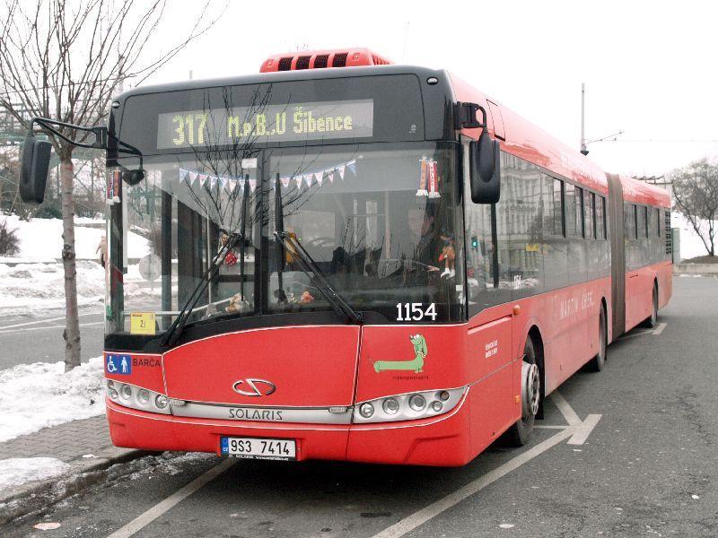 Obr. 4.4. Solaris Urbino 18 Hybrid [7] Díky pokročilému řízení motor celou dobu pracuje v optimálním rozsahu svých charakteristik a nadbytek jeho výkonu pak dobíjí baterie během jízdy.