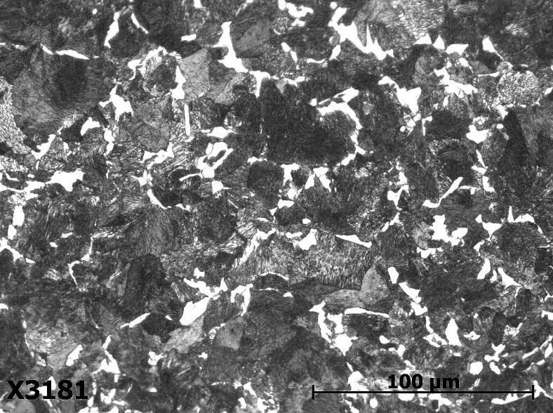 povrchem okolku, leptáno Nital, struktura je perliticko-feritická s neúplným síťovím feritu Obr. 37.