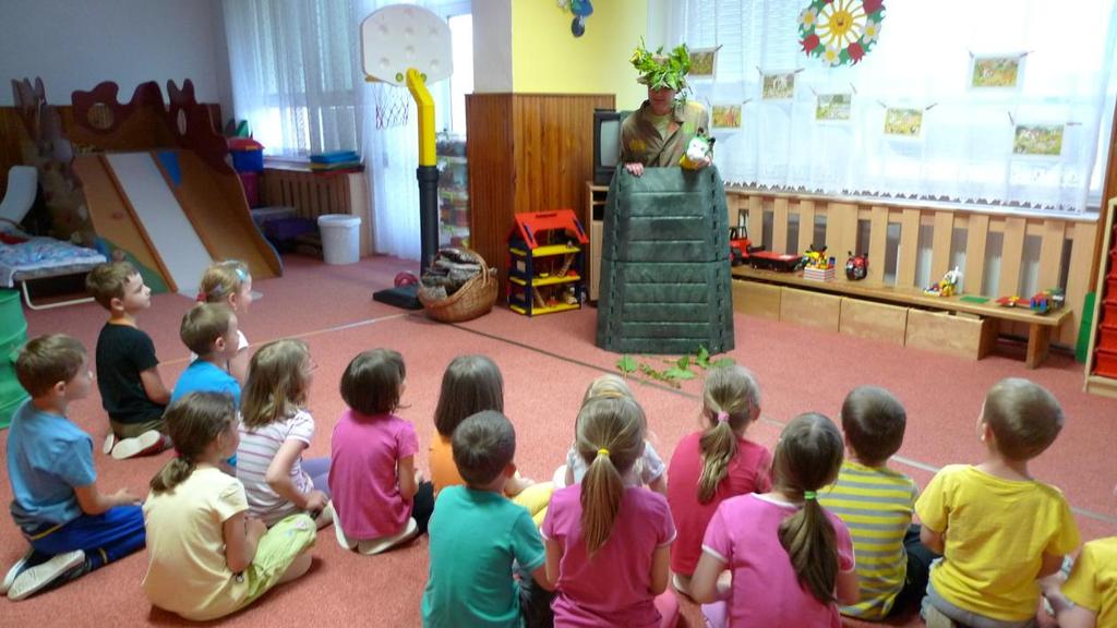 Pro rodiče s dětmi byla připravena beseda spojená s výstavou ekologických hraček (dřevěné, kovové apod. Jeden seminář byl věnován výrobě domácích vermikompostérů.