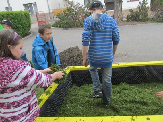 Děti navrhly a vytvořily, po nastudování patřičných materiálů, jak má záhon vypadat a jakým