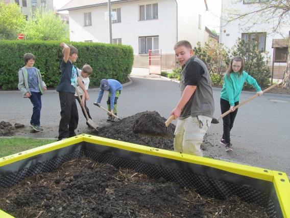 Ze svých návrhů vybraly jeden podle, kterého byl tento záhon instalován a osázen ve vstupní části