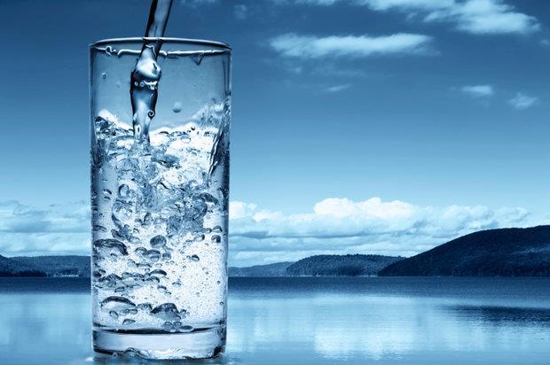 Tekutiny Potřeba tekutin se ve vyšším věku nemění, ale dochází bohužel k pozdějšímu nástupu pocitu žízně.