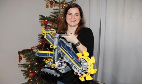 Technicky výjimečnou a atraktivní stíhačku, zaoceánskou loď, motorku a různé stavební stroje v kolekci 2017 doplnilo také úžasné funkční kolesové rýpadlo, které se s celkovou délkou 72 cm stalo dosud