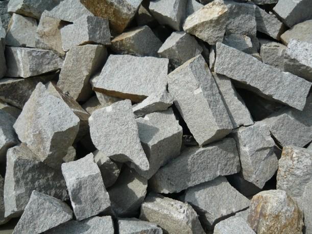 Lomový kámen soklový (regulační, rigolový) Soklový kámen ze slezské středně zrnné žuly vyrábíme dle platné normy ČSN EN 771-6. Vyrábí ručním lámáním nebo rozpojováním palicí.