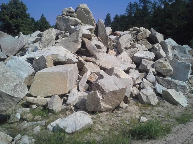 Lomový kámen záhozový Lomový kámen záhozový se třídí na kusy o hmotnosti do 200 kg a nad 200 kg. Tento kámen je neopracovaný a má nepravidelný tvar. Používá se na těžké terénní úpravy.