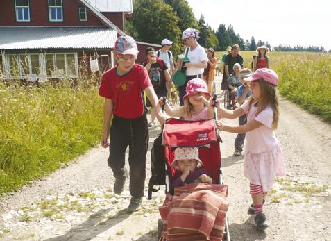 Letní umělecko-odpočinkový pobyt v Jánské boudě Na hřebenu Jánské hory stojí horská chata, kam jsme přijeli již druhým rokem odpočívat a tvořit.