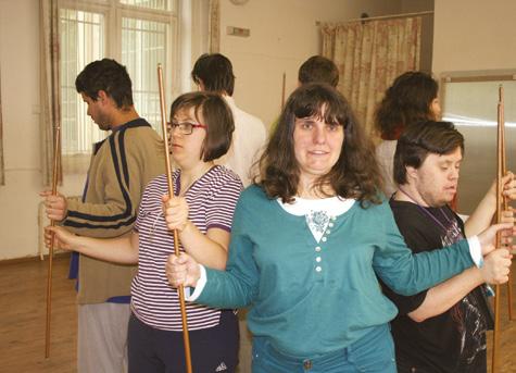 Eurytmie z řečtiny krásný pohyb je zviditelněním řeči či hudby. Pomáhá jedinci načerpat životní síly, přináší uklidnění a pomáhá rozvíjet vůli a duševní síly člověka.
