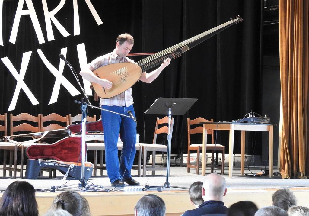 Host Zlivské kytary 2018 Jan Čižmář Jan Čižmář je všestranný umělec zabývající se hrou na historické nástroje. Klasickou kytaru studoval v Brně, poté na Royal College of Music v Londýně.