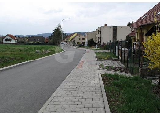 šíři 17,5 m a délce cca 107 m, druhý z pozemků je navazující na pozemek první a má celkovou výměru 353 m2, je o šíři 13,5 m a délce cca 26 m. IS ( el.