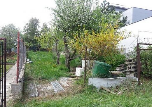 Na pozemek lze vstupovat a vjíždět přímo z hlavní ulice z přední části prvního pozemku nebo lze vstoupit ze zadní části pozemku. Aktualizace: 22.04.2017 2.