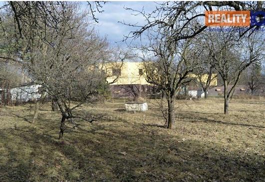 Nabídková cena: 6 300 000 Kč Popis: Nabízíme pozemek určený k výstavbě rodinného domu. Jedná se o rovinatý, slunný pozemek, ve tvaru čtverce, ideální k výstavbě rodinného domu dle vašich představ.