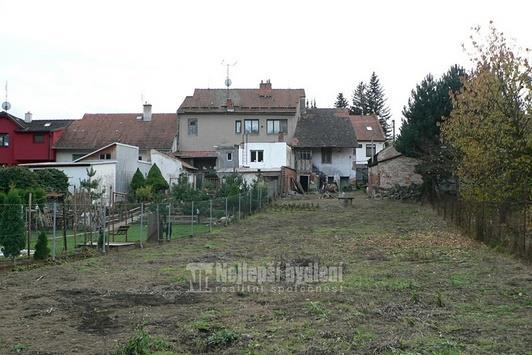 Popis: stavební pozemek, určený k výstavbě samostatně stojícího rodinného domu. Pozemek je obdélníkového tvaru, uliční šíře 21 m a délky 38 m o celkové výměře 768 m2.