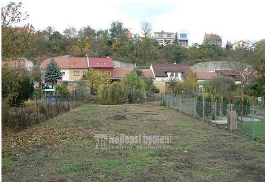 Inženýrské sítě (voda, plyn, elektřina, kanalizace), jsou vzdáleny cca 40m od hranice pozemku a je nutno je vybudovat na vlastní náklady.